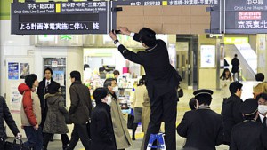 Zaměstnanec drah v Tokiu přelepuje po zrušení všech spojů inform